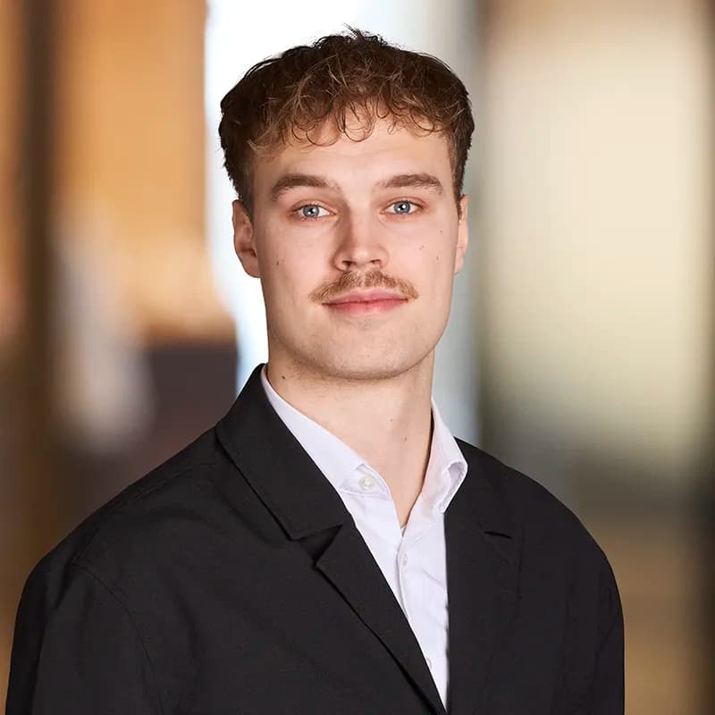 Simon Lindholm Mikkelsen portrait